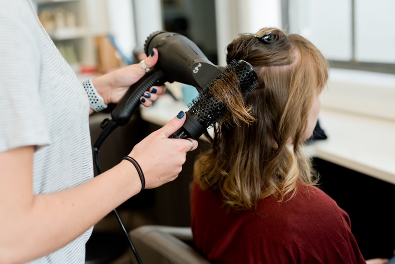 Entretien Perruque Cheveux Naturels : Routine Complète 2025